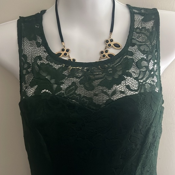 zapaka Dresses & Skirts - Emerald green lacy dress.